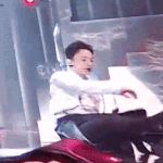 [EXO] 바지 찌어<b>진</b>거 가리고 웃는 종대 짤