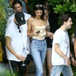 친구들과 해변에서파티중