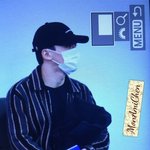 [CHEN] 손에 검정<b>쿠션</b>인가? 뭐얌?