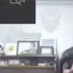 [EXO] 새로 터진 몸캠 연예인 뒤에 <b>액자</b>사진이...jpg