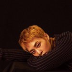 [EXO] 민석이 <b>책상</b> 기울어졌음