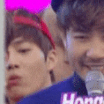 [EXO] 엑소 상 받은거 <b>몰래</b> 보고 웃는 리더