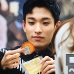 [댓글부탁해] 과자 먹으면서 방부제까지 먹는 도겸
