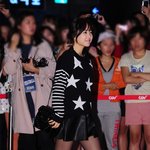 여자들은 검은색 팬티스타킹을 <b>신어</b>줘야 합니다.