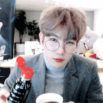 [백현] ↓백현이가 타주는 <b>커피한잔</b> 마셔~~