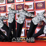 <b>이쯤</b>되면 레드카펫에서 존경스러운 아이돌