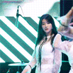 자꾸 밑에서 찍는걸 알아챈 여돌.<b>gif</b>