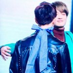 [EXO] 김준면 블라우스 입고 나가면 길가다가 <b>목덜미</b> 조카 잡힐듯