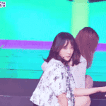 [드루와] 아픈 메인보컬 대신 고음치는 서브보컬에 조마조마한 하니.<b>gif</b>