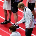 [방탄소년단] 이삐들 이거 꼭 봐!! 정국이 머리 <b>위에</b> 깃털 올리는...