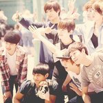 [EXO] 길가다가 비둘기 3마리와 기념<b>사직</b> 찰칵!