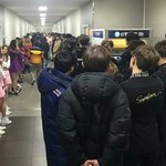 [세븐틴] 가요<b>1</b>톱텐할때 뮤직<b>1</b>뱅크 피디한테 인사하려고 기다리는줄에