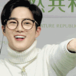 [EXO] 새로 산 립스틱 자랑에 <b>신난</b> 준묘니