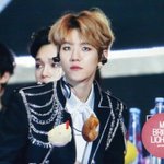 [EXO] 의상 조카 멋있게 <b>입어</b>놓고서 인형 달려있는거 뭐야 ㅠㅠㅠㅠㅜ
