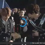 [EXO] 대상받고얘네<b>악수</b>하는거개귀엽다곹ㅌㅋ