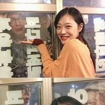 무서운 선생님의 시간임을 철저히 <b>망각</b>한듯 열의를 다해 편지를 쓰고있다