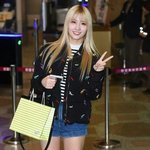 기다리고 있었던건지 반바지차림으로 <b>집앞</b>에 쭈그리고 앉아있는 은형이