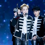[EXO] 민석이 대상들고 웃는거 계속 보고싶다