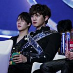[EXO] <b>여리</b> 뒤에 있는 사람 왜 앞머리가 ㅅ이냐