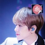 수지를 바라보는 백현 눈빛. <b>gif</b>