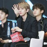 [백현] <b>사탕</b> 던지는 백현이 ㅋㅋ