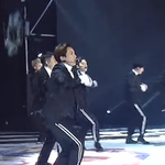[EXO] 이 <b>날</b> 의상 진짜 ㅋㅋㅋㅋ