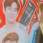 [EXO] 야 나 지금 바닥에 앉아있는데