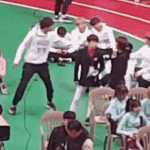 [EXO] <b>무슨</b> 놀이터에서 아들 손 잡고 <b>집</b> 가는 아빠 같음