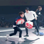 [시우민] 시우민 <b>명절때</b> 가족들이랑 게임하면 잘할것같다