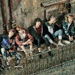 [방탄소년단] <b>이</b>삐들 지민이 <b>옷</b>에 한글 같은 거 있는데