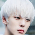 <b>베일</b> 듯 날카로운 눈매 男돌