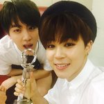 [방탄소년단] 석진이 바지 한쪽만 <b>입음</b>?