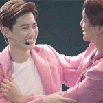 [EXO] 준면이 분홍색 <b>레알</b> 잘 어울려
