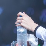 [드루와] 같은팀 형에 가려진 한 남돌의 <b>섬섬옥수</b>(페북인티꺼져)