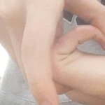 나ㅅ새끼손가락 <b>손등</b>에 닿응ㅅ