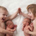 엄마 미소 <b>두배</b>로 번지는 쌍둥이컷