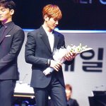 [백현] 백현이 꽃다발 <b>안아</b>주는거?