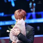 [EXO] 백현이 꽃다발 사랑하는 여자안듯이 <b>안음</b>