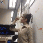 아이오아이 의상이 맘에 들지 않았던 전소미.<b>gif</b>