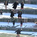 [NCT] 위<b>사진</b>에서 <b>눈</b>뭉치로 위협을당하고있는 빨간바지씨는..