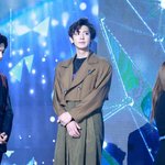 [EXO] 이런 롱코트 <b>디자인</b> 진짜...