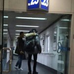 [EXO] 열이가 첫둘기 공항에서 <b>광고사진</b>보고 멈춘거 ㅇㅇ