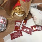 [EXO] <b>케찹</b> 2개 달라했는데 개많이줌 ㅋㅋㅋㅋㅋ