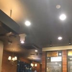 카페에서 여자가 남자 허벅지 <b>위</b>에 <b>맨</b>발 올리는거 민폐다vs아니다