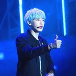 [EXO] 조명 때문에 머리 파란색으로 보여서 그러는 건데