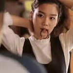 얘들아 남자들은 여자 머리끈<b>물고</b> 머리묶으면 심쿵한다