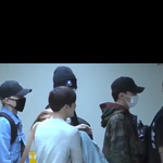 [백현] 백현이 <b>공항</b>에서 리더형한테 뒤로 넘어가