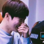 [EXO] 김준면 웃을때 맨날 손 이렇게함