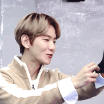 [EXO] 쌤 백현이 손에 맞는 거 찾느라 <b>학교</b> 못<b>가요</b>
