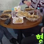 [시우민] 시우민 짜장면 먹는 속도 은근 <b>느림</b>ㅋㅋ